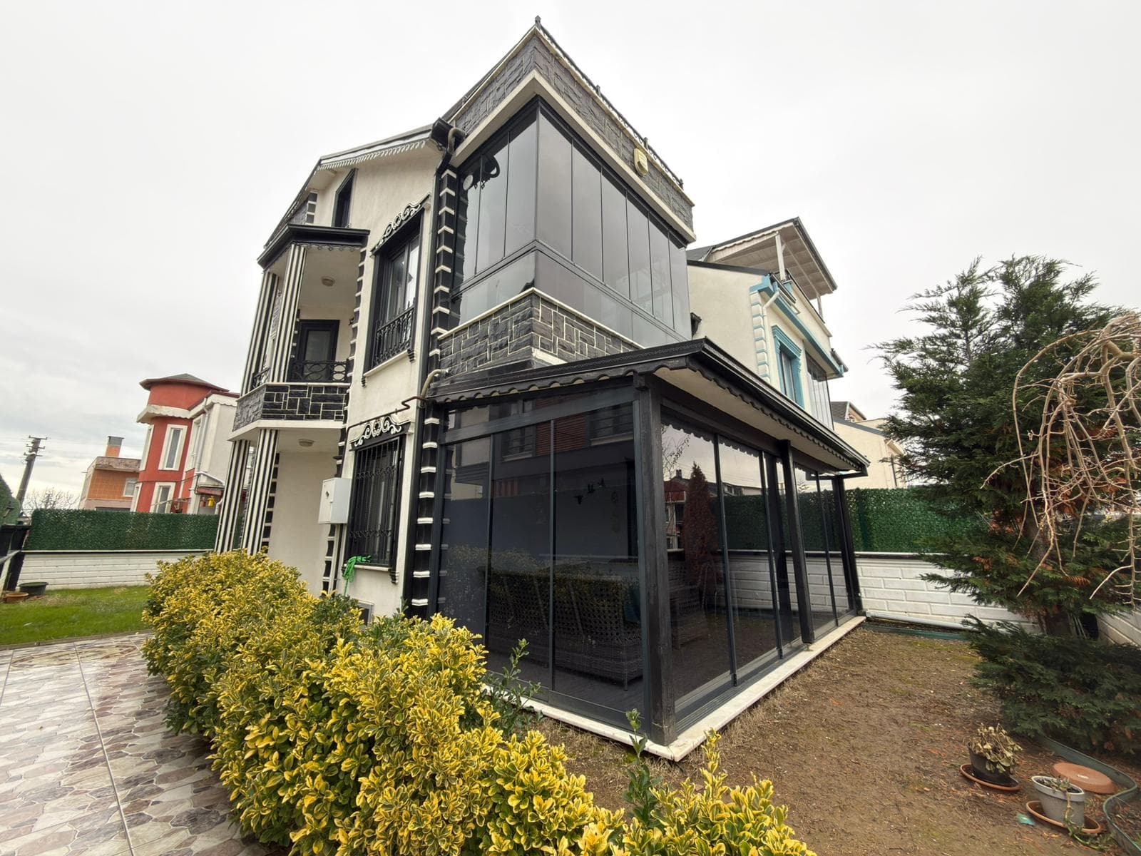 Yalı Mah.'de Deniz Manzaralı Teraslı ve Verandalı Mütakil Villa